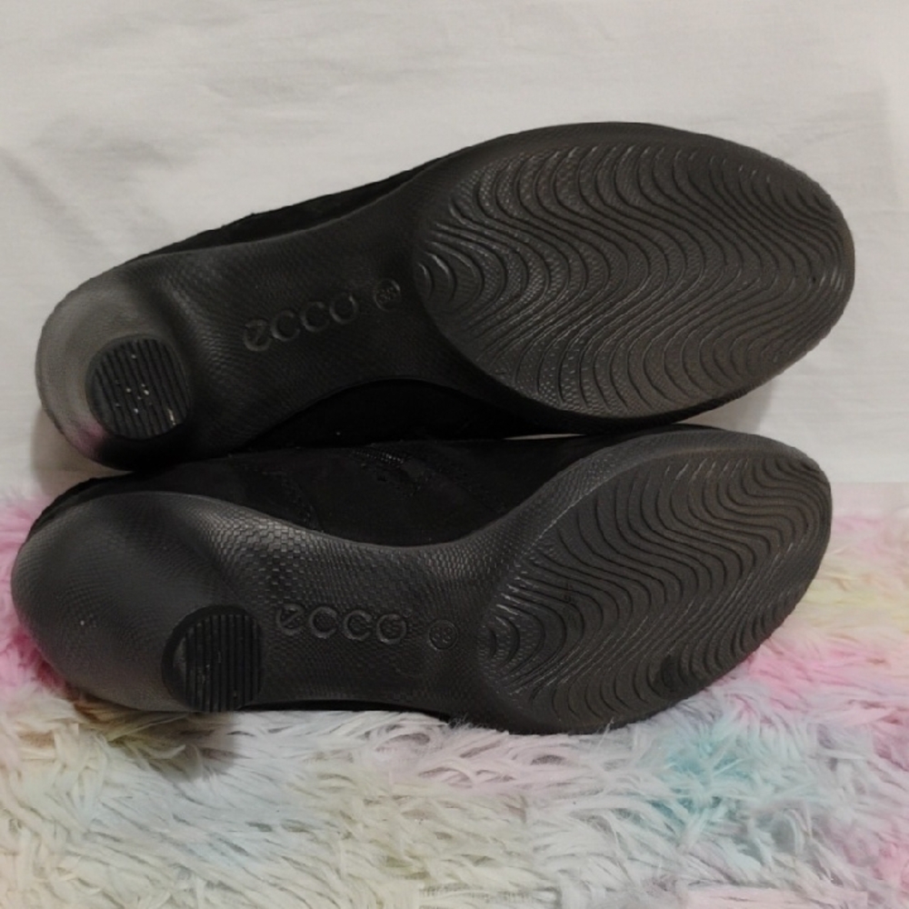 Like New Ecco Black Heeled Ankle Booties Sleek Minimalist Design Sz.38 - Picture 10 of 10